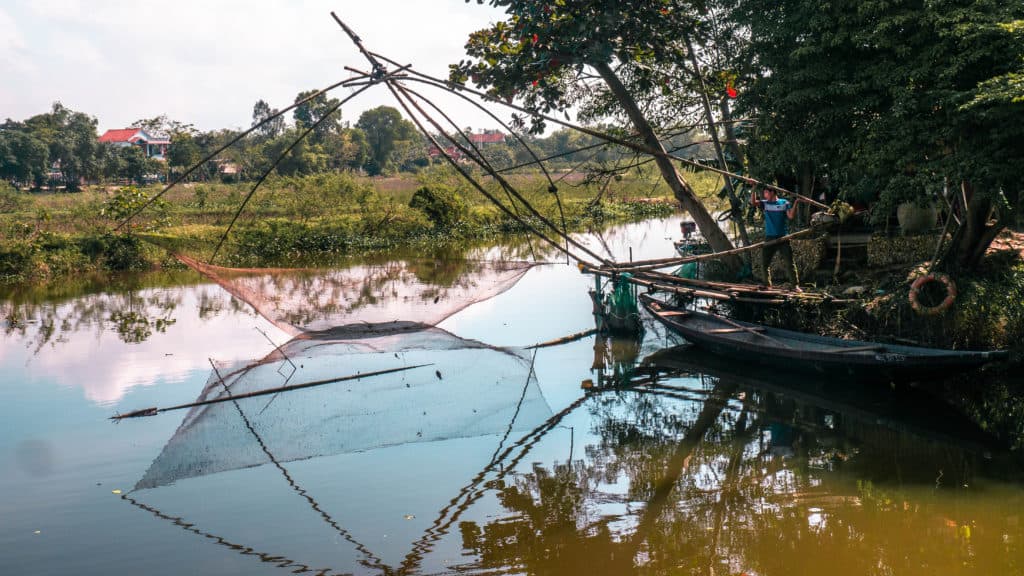 Thuy Thanh fishermen setting up a net